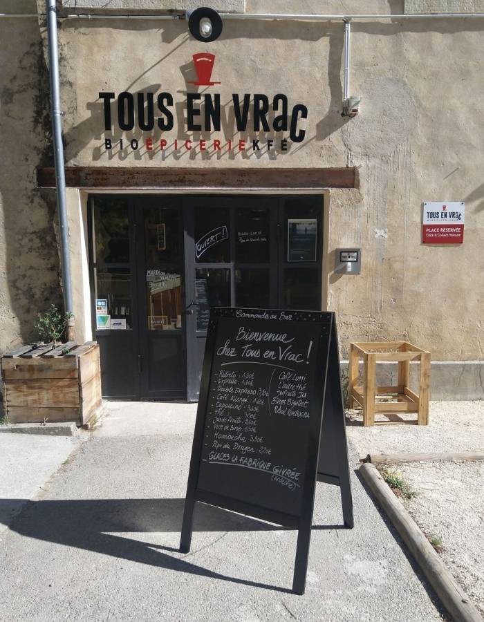 Devanture de l'épicerie Tous en Vrac, remplacée en juillet 2023 par Combo épicerie cuisine