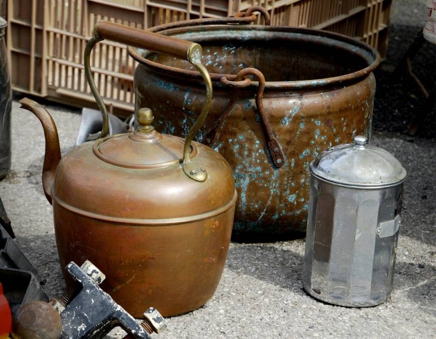 Des pots en cuivre d'une recyclerie comme le triporteur situé à l'Usine à Poët Laval