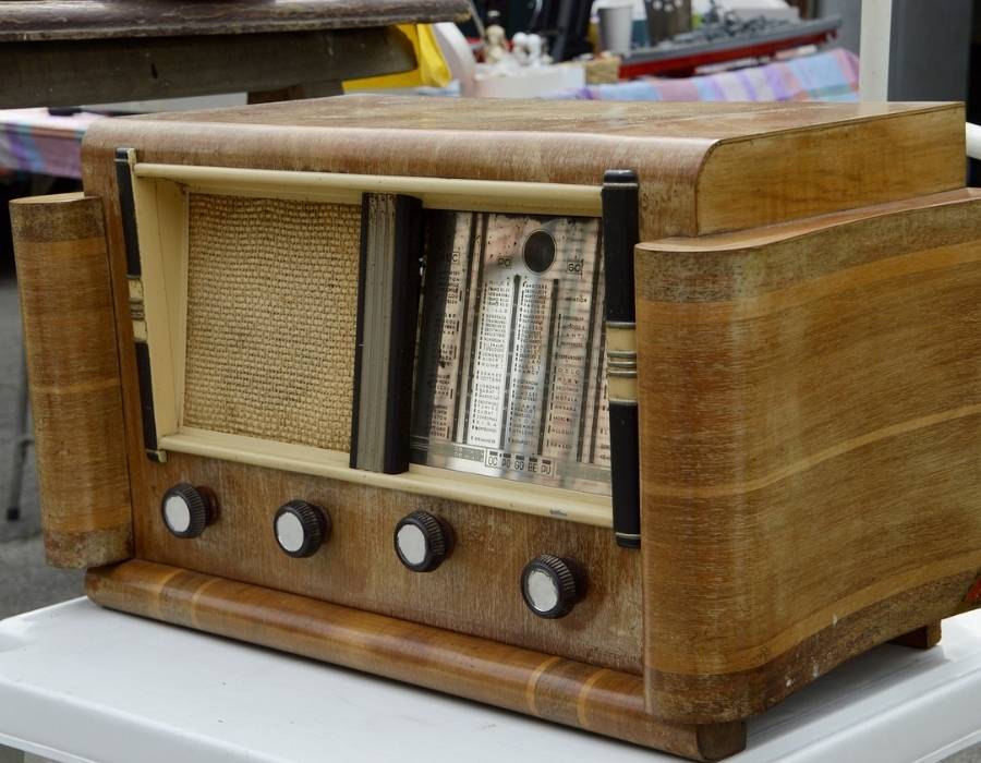 Une radio vintage au triporteur de l'Usine à Poët Laval